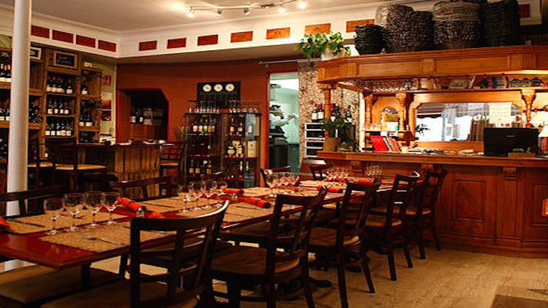 La Cave Passe à Table à Rochefort