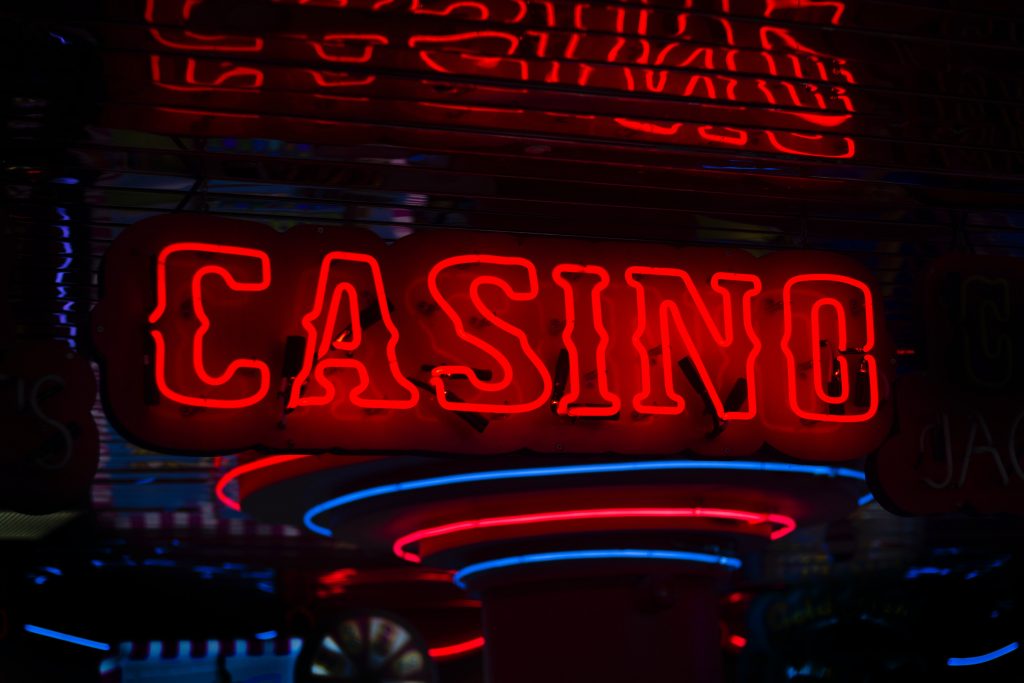 écriture casino en néon rouge et bleu