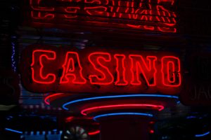 écriture casino en néon rouge et bleu